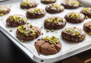 Çikolatalı kurabiyeler. Çikolata kaplı. Ve Noel için mükemmel Pistachio 'lar serpiştirilmiş.