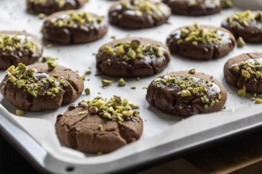 Çikolatalı kurabiyeler. Çikolata kaplı. Ve Noel için mükemmel Pistachio 'lar serpiştirilmiş.