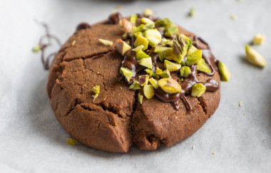 Çikolatalı kurabiyeler. Çikolata kaplı. Ve Noel için mükemmel Pistachio 'lar serpiştirilmiş.