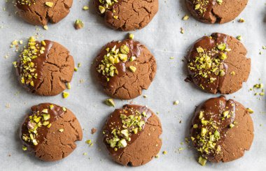 Çikolatalı kurabiyeler. Çikolata kaplı. Ve Noel için mükemmel Pistachio 'lar serpiştirilmiş.