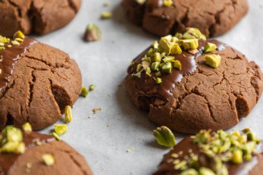 Çikolatalı kurabiyeler. Çikolata kaplı. Ve Noel için mükemmel Pistachio 'lar serpiştirilmiş.