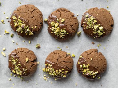 Çikolatalı kurabiyeler. Çikolata kaplı. Ve Noel için mükemmel Pistachio 'lar serpiştirilmiş.