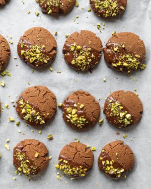 Çikolatalı kurabiyeler. Çikolata kaplı. Ve Noel için mükemmel Pistachio 'lar serpiştirilmiş.