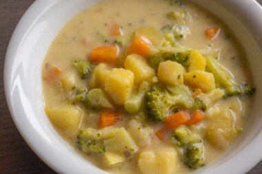 Patatesli Kremalı Peynirli Kış Çorbası ve Brokoli yakın plan