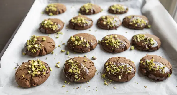 Çikolatalı kurabiyeler. Çikolata kaplı. Ve Noel için mükemmel Pistachio 'lar serpiştirilmiş.