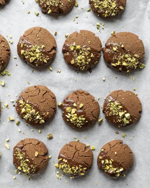 Çikolatalı kurabiyeler. Çikolata kaplı. Ve Noel için mükemmel Pistachio 'lar serpiştirilmiş.