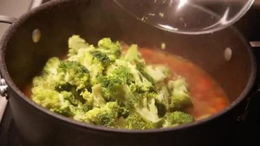 Sebze Çorbası yapmak için bir çömleğe brokoli eklemek