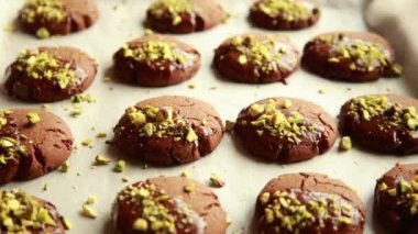 Çikolota Kurabiyelerinin Yakın Çekimi ve Fıstıklı Lezzetli Bayram Muamelesi