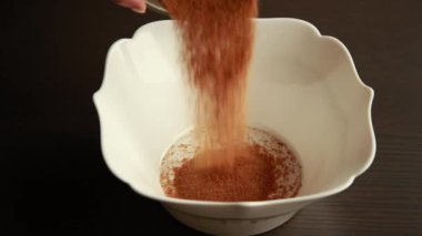 Hindistan cevizi şekeriyle hindistan cevizi yağını karıştırma