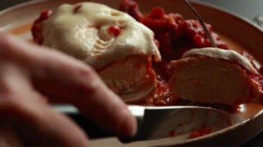 Domates soslu ve Mozzarella peynirli lezzetli Caprese tavuğu.
