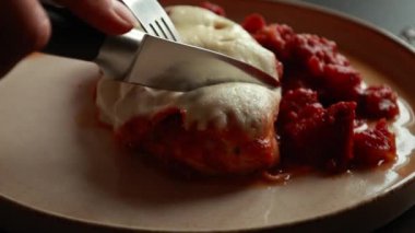 Domates soslu ve Mozzarella peynirli lezzetli Caprese tavuğu.