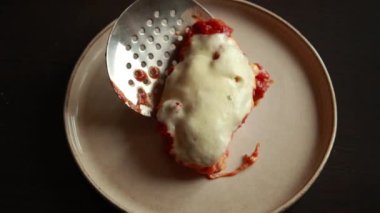 Domates soslu ve Mozzarella peynirli lezzetli Caprese tavuğu.