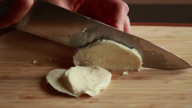 Kadın Ellerinin Yakın Çekimi Tahta Tahta Tahtada Mozzarella Topu Kesiyor