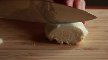 Kadın Ellerinin Yakın Çekimi Tahta Tahta Tahtada Mozzarella Topu Kesiyor