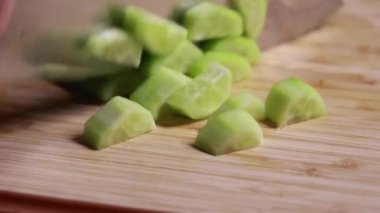 Kadın Ellerinin Yakın Çekimi Salatalık Dilimleme