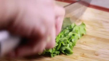 Kadın Elleri Dilimleme Marulunun Yakın Çekimi