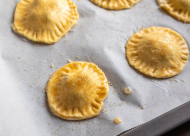 Yaban mersinli çiğ kremalı peynirli puf böreği.