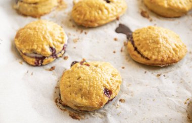 Taze yaban mersinli Rustik Krem Peynirli Puf Böreği