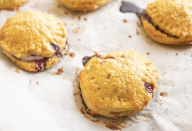 Taze yaban mersinli Rustik Krem Peynirli Puf Böreği