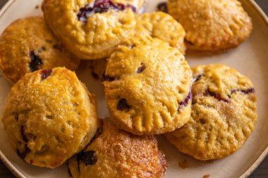 Taze yaban mersinli Rustik Krem Peynirli Puf Böreği