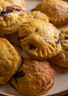 Taze yaban mersinli Rustik Krem Peynirli Puf Böreği