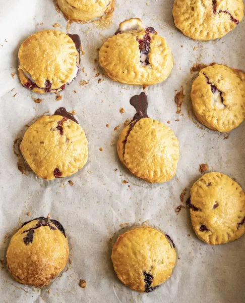 Taze yaban mersinli Rustik Krem Peynirli Puf Böreği