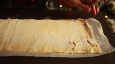 Puff Pastadan Yıldız Şeklini Kesen Kadın Ellerinin Yakın Çekimi