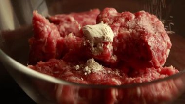 Baharat katarak ve yumurta ve ekmek kırıntıları ekleyerek kıyma hazırlıyorum.