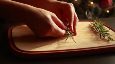 Tahta üzerinde taze biberiyenin yakın çekimi.