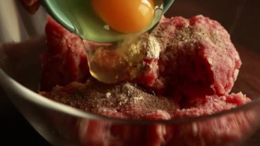 Baharat katarak ve yumurta ve ekmek kırıntıları ekleyerek kıyma hazırlıyorum.