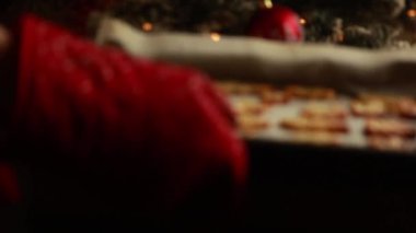 Lezzetli fırınlanmış patatesler Noel şenliği şeklinde kesilmiş.