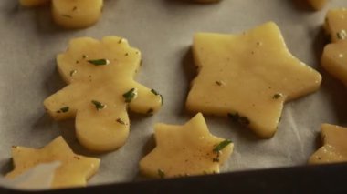  Çiğ Patates Şenlikli Noel Şekillerine Kesildi