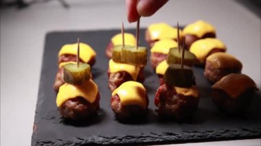  Köfteli çizburger aperatifi. Tatil partisi için çedar peyniri ve turşulu.
