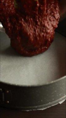 Kek Tavasına Çikolata Karışımı Dökülüyor - Yakın plan