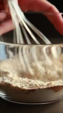 Brownie 'ler için Kuru İçindekileri Karıştırma Yakın Çekimi
