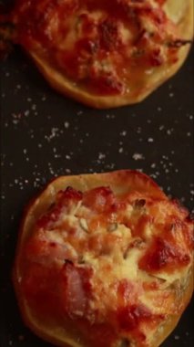 Parti Aperatifi: Peynirli fırında patates - Yakın plan