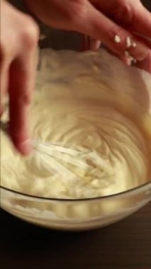 Ricotta 'yı krem yapmak için Ağır Krem ile çırpmak - Yakın plan