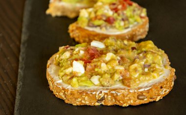 Krem peynirli avokado tostu. Yakın plan.