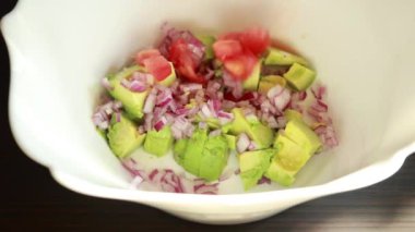 Lezzetli bir avokado tostu hazırlamak için taze avokado püresi ve diğer malzemeler.