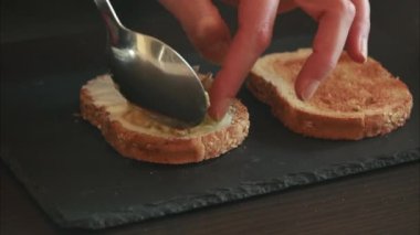 Krem peynirli avokado tostu. Yakın plan.