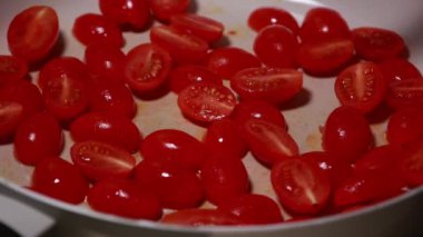 Beyaz Tavada Kiraz Domatesleri Pişirmek - Yakın plan