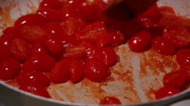 Beyaz Tavada Kiraz Domatesleri Pişirmek - Yakın plan