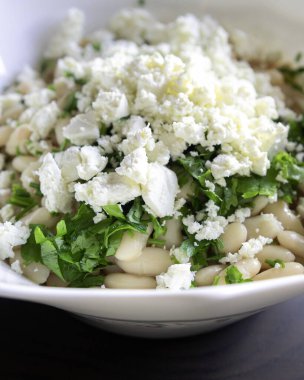 Feta Peynirli Beyaz Fasulye Salatası. Yakından.