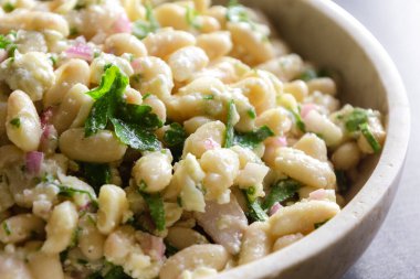 Feta Peynirli Beyaz Fasulye Salatası. Yakından.