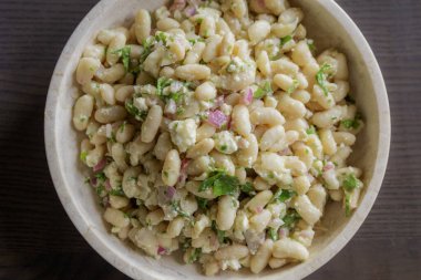 Feta Peynirli Beyaz Fasulye Salatası. Yakından.