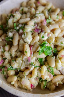 Feta Peynirli Beyaz Fasulye Salatası. Yakından.