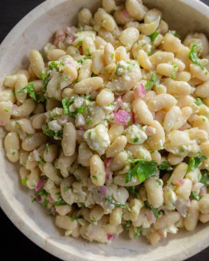 Feta Peynirli Beyaz Fasulye Salatası. Yakından.
