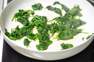 Beyaz Pan yakın çekiminde ıspanak pişirmek