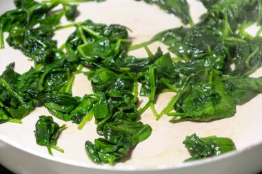 Beyaz Pan yakın çekiminde ıspanak pişirmek