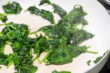 Beyaz Pan yakın çekiminde ıspanak pişirmek